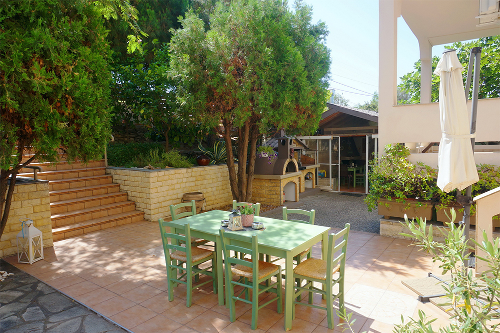 Outdoor dining area at Villa Stella Apartments Outdoor dining area at Villa Stella Apartments